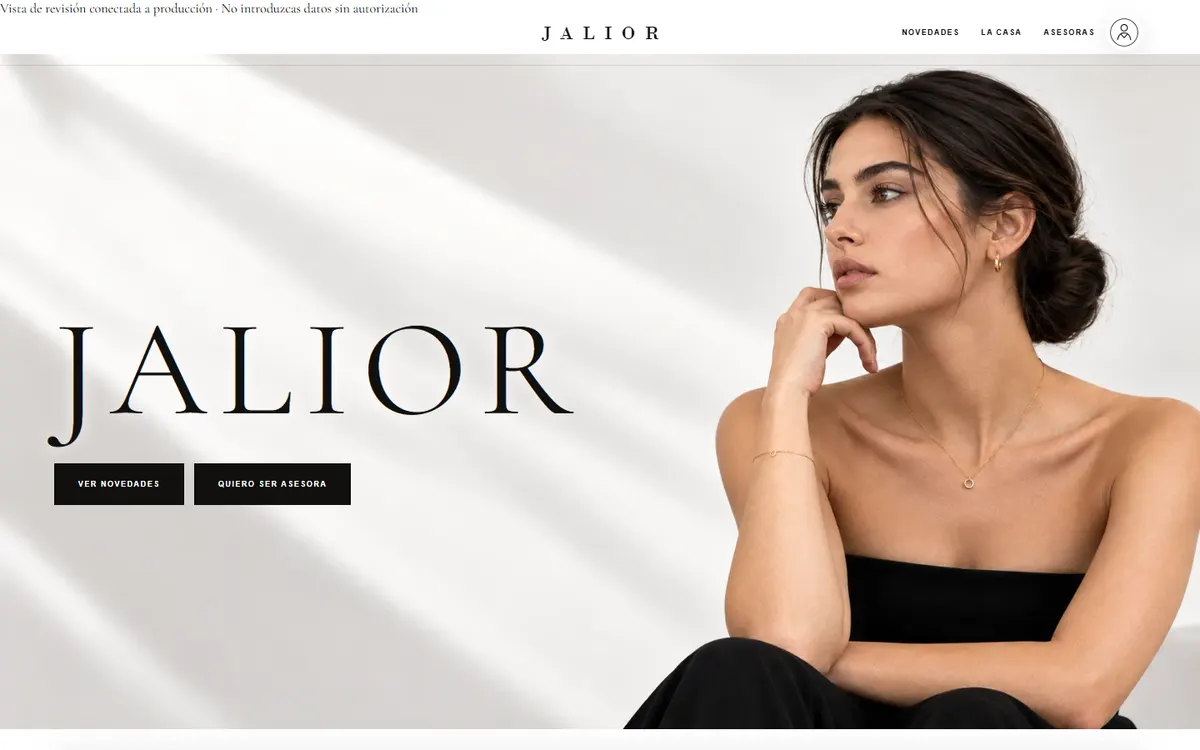 Web de JALIOR, joyería de Honduras: el logotipo en letras serif junto a una modelo que luce joyería fina.